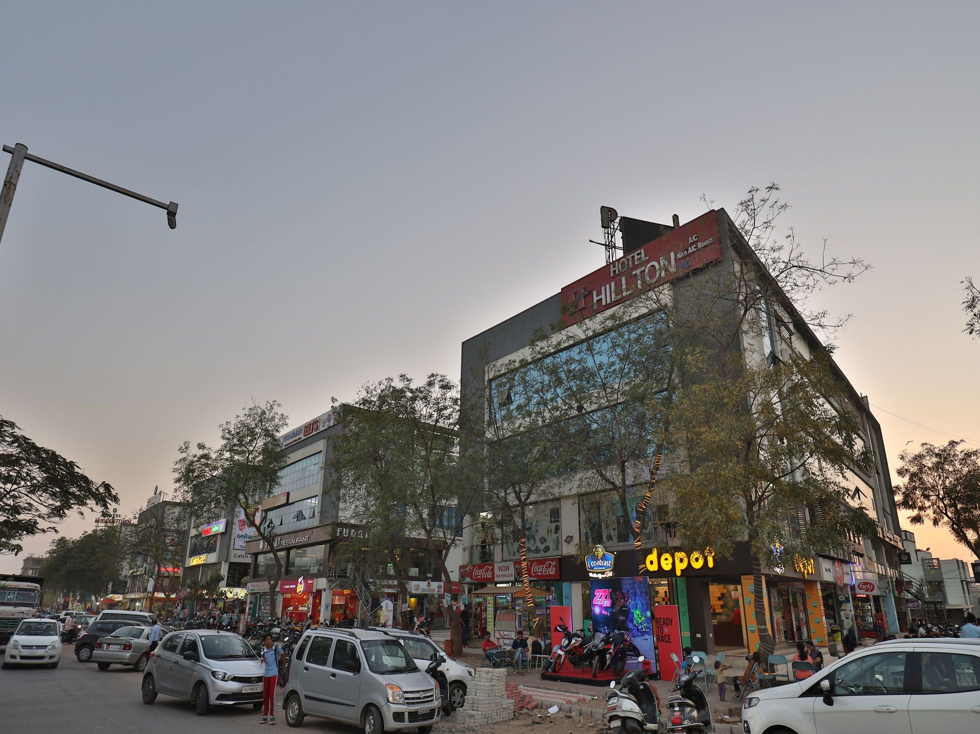 Hotel Hillton Gandhinagar Esterno foto